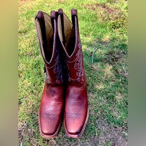 Straight from Nashville. Justin leather cowboy boots.